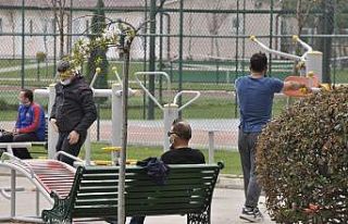 Kısıtlama yokmuş gibi parklarda kalabalık gruplar...