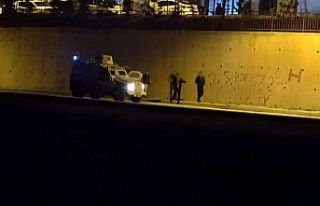 Kısıtlamada dışarıya çıkan vatandaşlar polislerin...