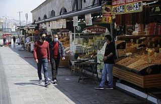 Kısıtlamadan muaf Eminönü esnafı turistlere hizmet...