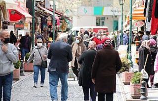 Kısıtlamanın ardından caddelerde adeta insan seli...