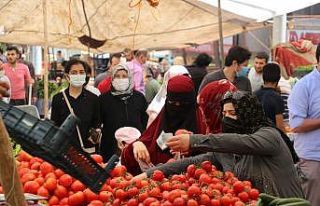 Kısıtlamaya saatler kala vatandaşlar pazara akın...