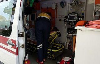 Kız kardeşini cam parçasıyla yaraladı