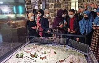 Kız öğrenciler, kutsal mekanları ve İçkale’yi...