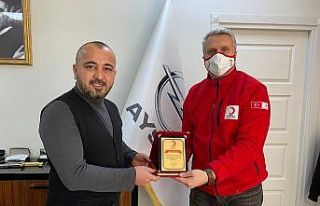 Kızılay hayırsever işadamına plaket takdim etti