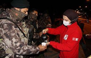 Kızılay’dan nöbetteki polislere çay-kahve ikramı