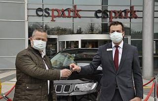 Kızına mont aldı, araba kazandı