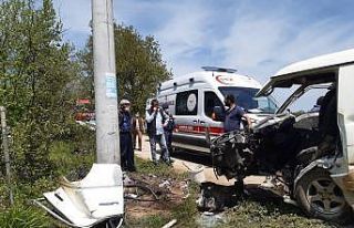 Kocaeli’de minibüs elektrik direğine çarptı:...