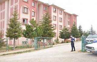 Komşularıyla mantı yapan koronalı kadın apartmanı...