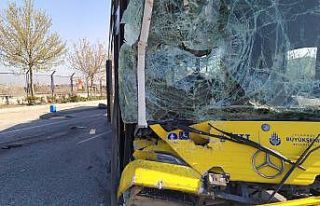 Kontrolden çıkan İETT otobüsü emniyet şeridindeki...