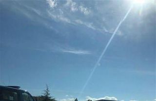 Kontrolden çıkan kamyon refüje çarpıp devrildi