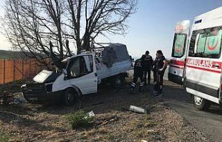 Kontrolden çıkan kamyonet ağaca çarptı: 1 ölü,...