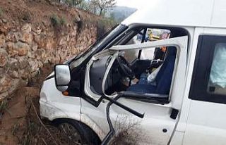 Kontrolden çıkan minibüs tarla duvarına çarparak...