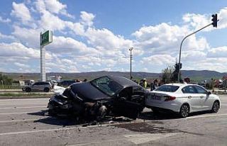 Kontrolden çıkan otomobil karşı şeride geçip...