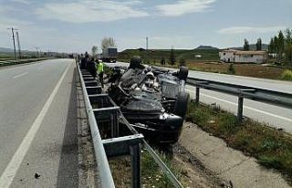 Kontrolden çıkan otomobil refüje devrildi