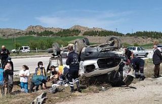 Kontrolden çıkan ticari araç devrildi: 5 yaralı
