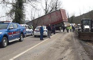 Kontrolden çıkan tır ulaşımı aksattı