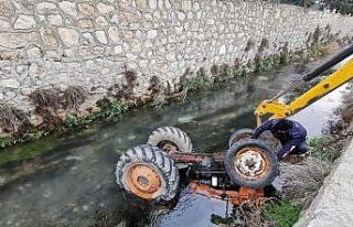 Kontrolden çıkan traktör sürücüsüyle Büyük...