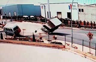 Konya’da çarpışan kamyonet ve minibüsün devrilme...