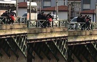 Köprüden atlamak isteyen şahsı polis ekipleri...