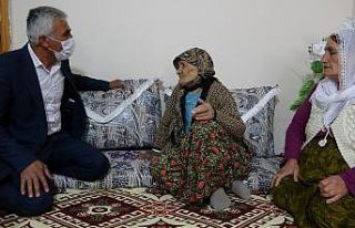 Köy muhtarı ev ev gezerek vatandaşları aşı olmaları...