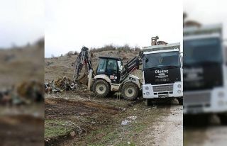 Köy yoluna atılan çöpler ve molozlar temizlendi