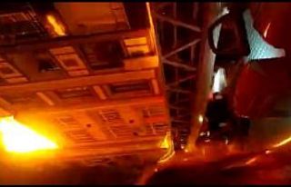 Küçükçekmece’de 3 katlı binanın çatısı...