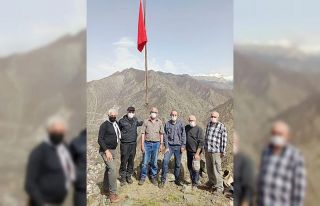 Kuçuret dağı şehitler tepesine Bayrak diktiler