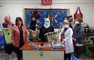 Kullanılmayan tekstil ürünleri kadınların elinde...