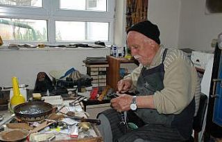 Kunduracı Salih Amca zamana direniyor