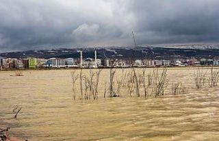 Kura Nehri taştı, tarım arazileri sular altında...