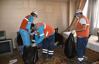 Kuşadası’ndaki çöp evden 6 kamyon atık çıkarıldı