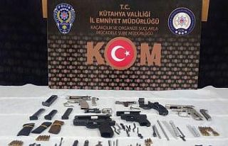 Kütahya’da çok sayıda kaçak silah malzemesi...