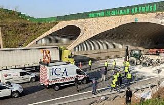 Kuzey Marmara Otoyolu’nda tır devrildi