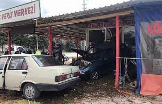 Lastiği patlayan araç önce başka araca çarptı,...