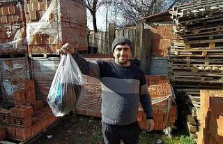 Maaşını koyduğu poşeti acıkan köpeklere kaptırdı