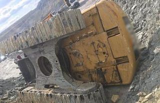 Maden ocağında iş makinesi devrildi, operatör...