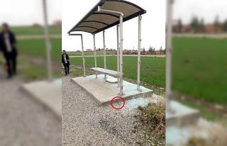 Magandalar otobüs durağına zarar verdi