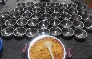 Mahalle derneği, yaşlılara 3 çeşit iftarlık...