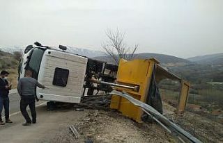 Malatya’da hafriyat kamyonu devrildi: 1 yaralı