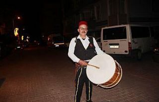Manileri ve davuluyla sokakları şenlendiriyor