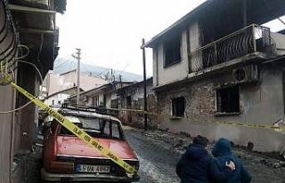 Manisa’da çıkan yangında 5 ev hasar gördü