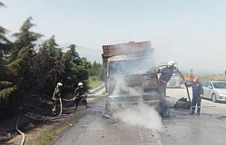 Manisa’da seyir halindeki kamyon yandı