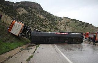 Manisa’da zift yüklü tanker yan yattı: 1 ölü,...