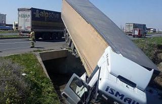 Mardin’de lastiği patlayan tır karşı şeritteki...