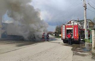 Markete mal sevkiyatı yapan kamyon yanarak küle...