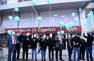 Mavi balonlar farkındalık için havalandı