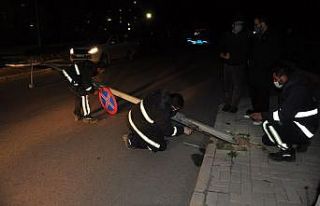 MEDAŞ’a ait aydınlatma direği sokağa devrildi