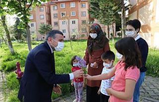Mektup yazan miniklere vali amcaları sürpriz yaptı