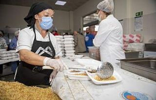 Mersin Büyükşehir Belediyesi, günlük 10 bin iftar...