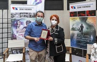 Mersin’de tiyatro gruplarına plaket